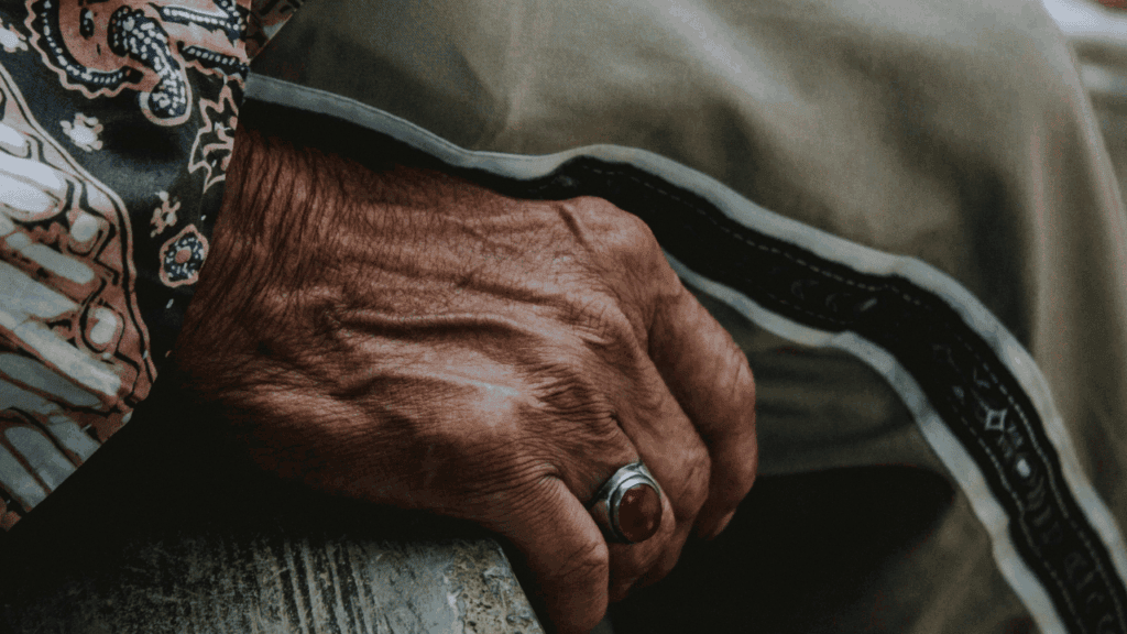 老化與內分泌失衡也會影響骨質密度。