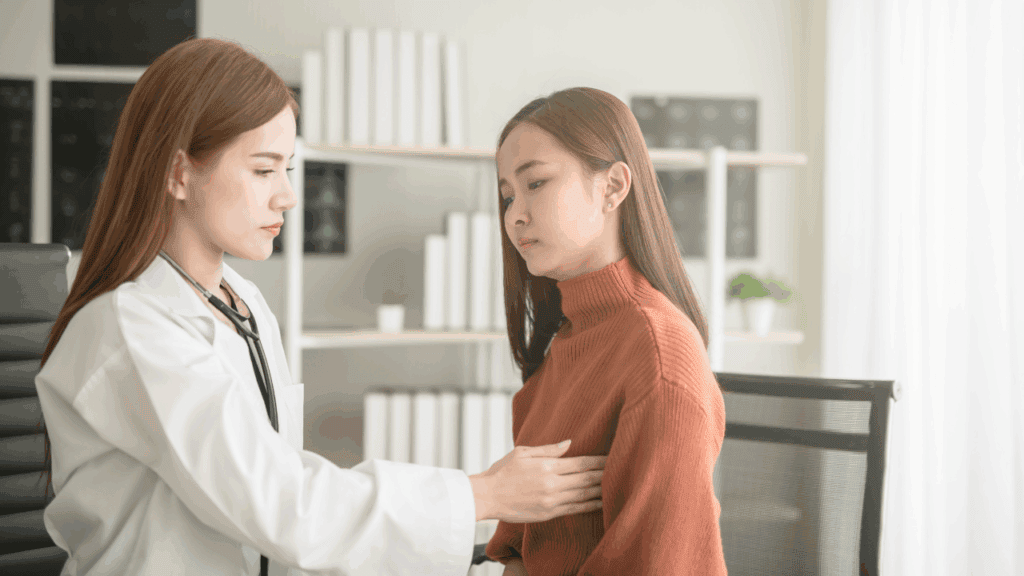 專科醫師做乳房觸診檢查是否有乳癌前兆。