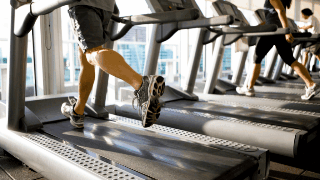 跑步機是常見的健身房器材