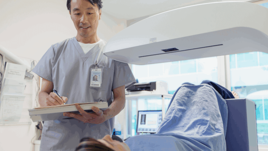 復乳納副作用可能使骨骼變脆弱，建議定期追蹤骨質密度