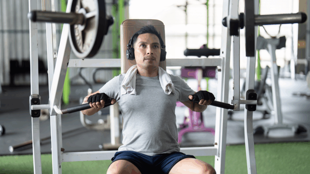 胸推機是常見的健身房器材