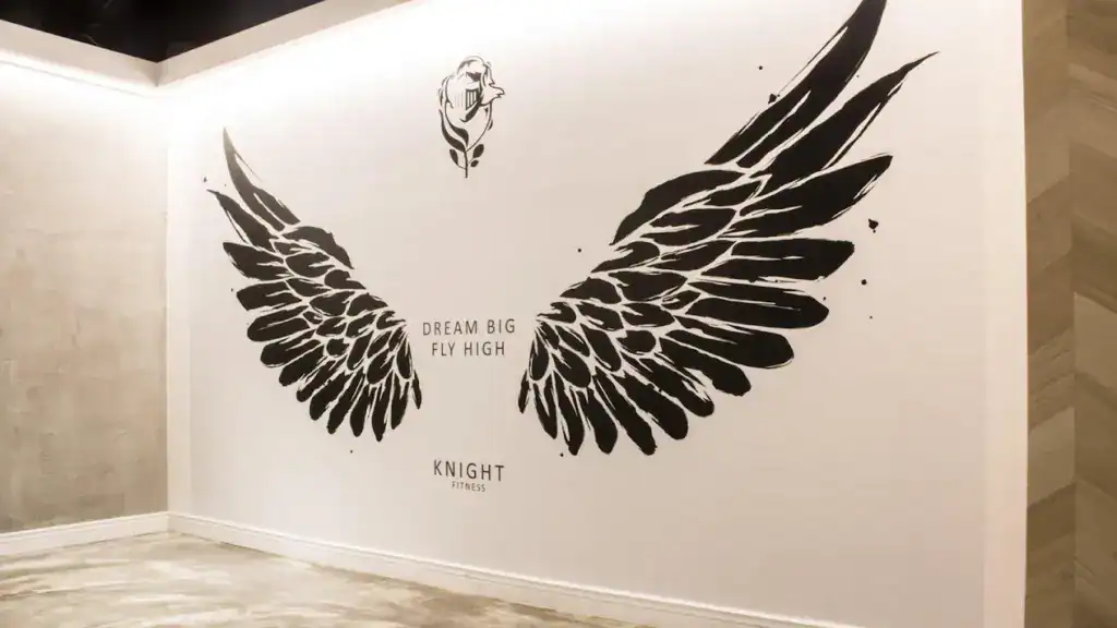 騎士健身的標語：「Dream Big, Fly High.」