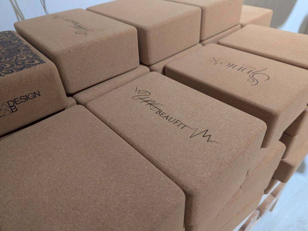 Sinnie's  Yoga 的瑜珈磚。心電圖暗喻每一次的練習都是跟身心的對話。