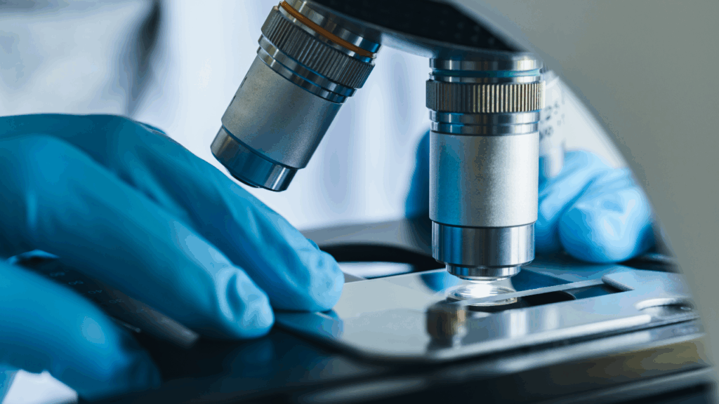 顯微性血尿需藉由顯微鏡檢查才能發現。