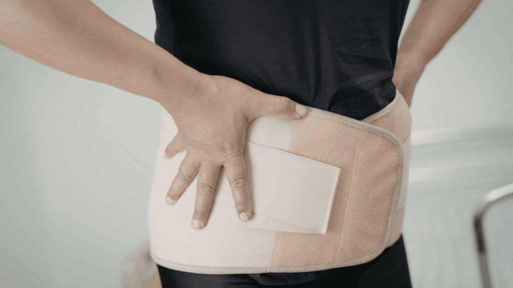 若有泌尿造口，可穿戴束腹，避免造口旁疝氣。