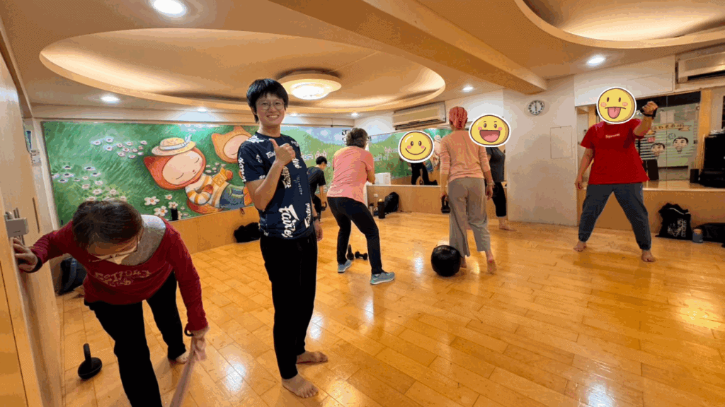 運動不是選項，而是必須。圖為我在癌症希望基金會台北小站指導癌友運動。