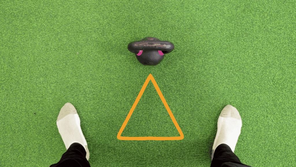 壺鈴擺盪起始位置，先找好位置再執行壺鈴動作