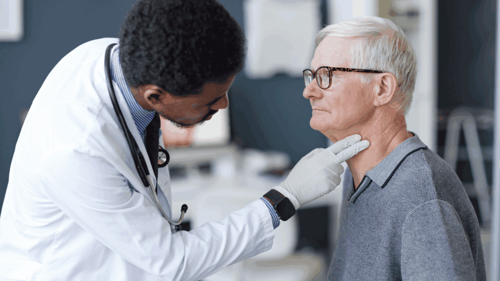 淋巴腫塊持續變大且持續超過 2-4 週未消退，建議諮詢醫師進行檢查。