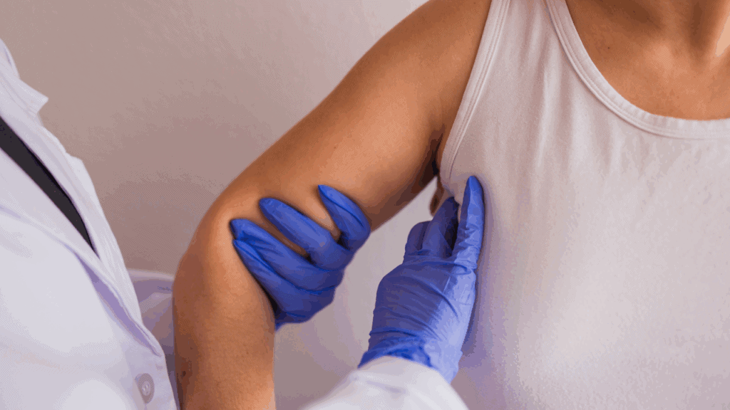 除了腋下緊繃，也可能出現可觸摸或肉眼可見的索狀物。