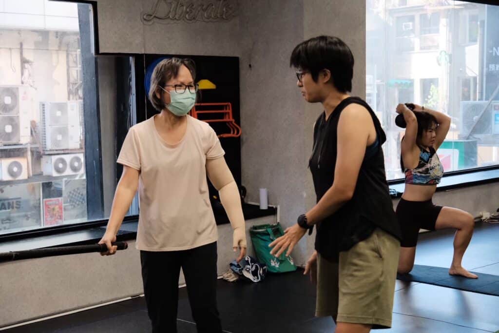 筆者指導長輩運動。